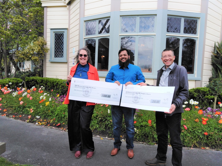 Rehan accepts oversize checks for 1000 NZD prize money for the first place (judges' vote) and another 250 NZD for the people's choice award.